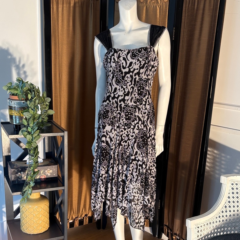 Elegant Black and White Patterned Dress From The Joseph Ribkoff Collection - Picture 2 of 5